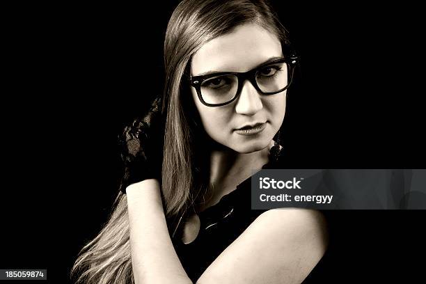 女性を見つめるメガネ黒色フレーム - 20-24歳のストックフォトや画像を多数ご用意 - 20-24歳, 20代, 25-29歳
