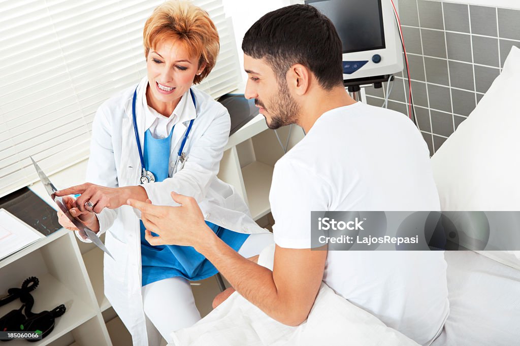 Weiblich Arzt erklären einer Herr Genuss eines Patienten - Lizenzfrei Erholung Stock-Foto