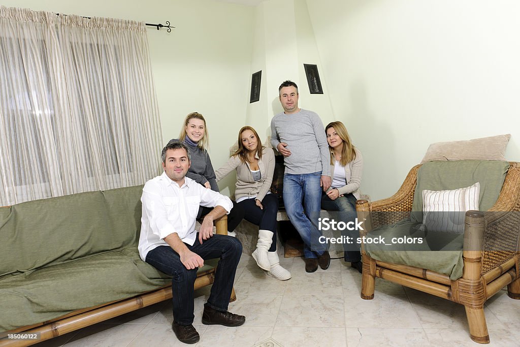 Amigos en su casa - Foto de stock de Adulto joven libre de derechos