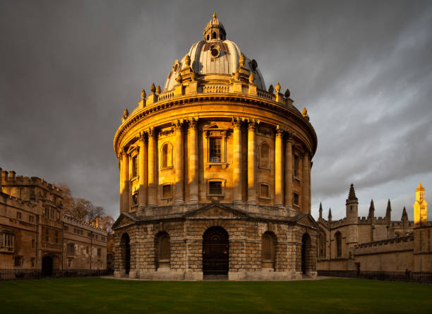 Sun setting on Radcliffe Camera, Oxford University The Radcliffe Camera building at Oxford University is richly illuminated with evening light on a partly cloudy December evening. oxford university photos stock pictures, royalty-free photos & images