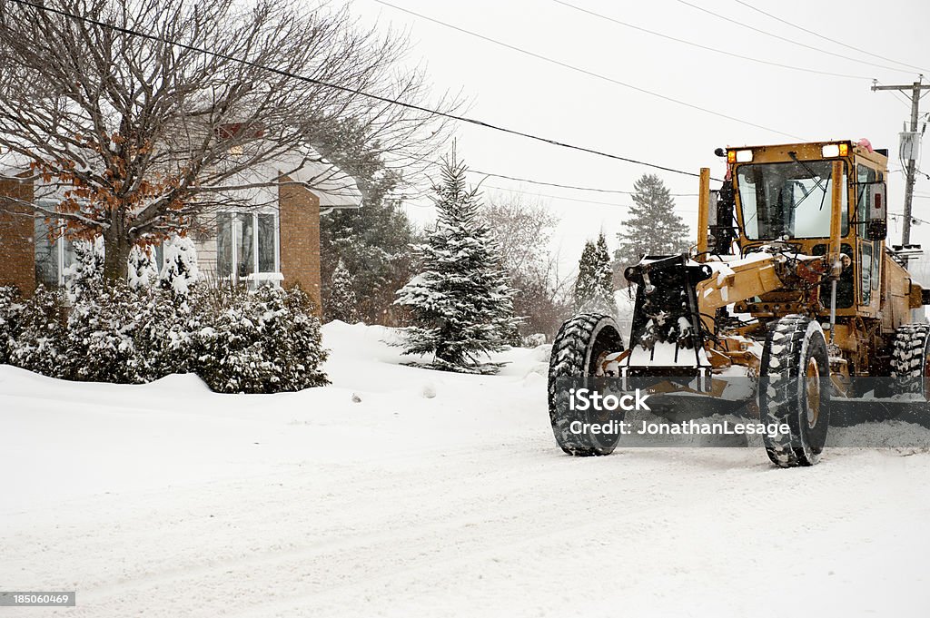 冬のトラック地ならし機除雪のため、嵐 hivers カナダ、ケベック - 雪のロイヤリティフリーストックフォト