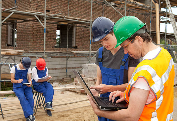 formation pour être un plombier. apprenti faire des notes - trainee education construction worker plumber photos et images de collection