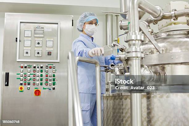 Pharmaceutical Factory Stockfoto und mehr Bilder von Arbeiten - Arbeiten, Ausgebleicht, Berufliche Beschäftigung