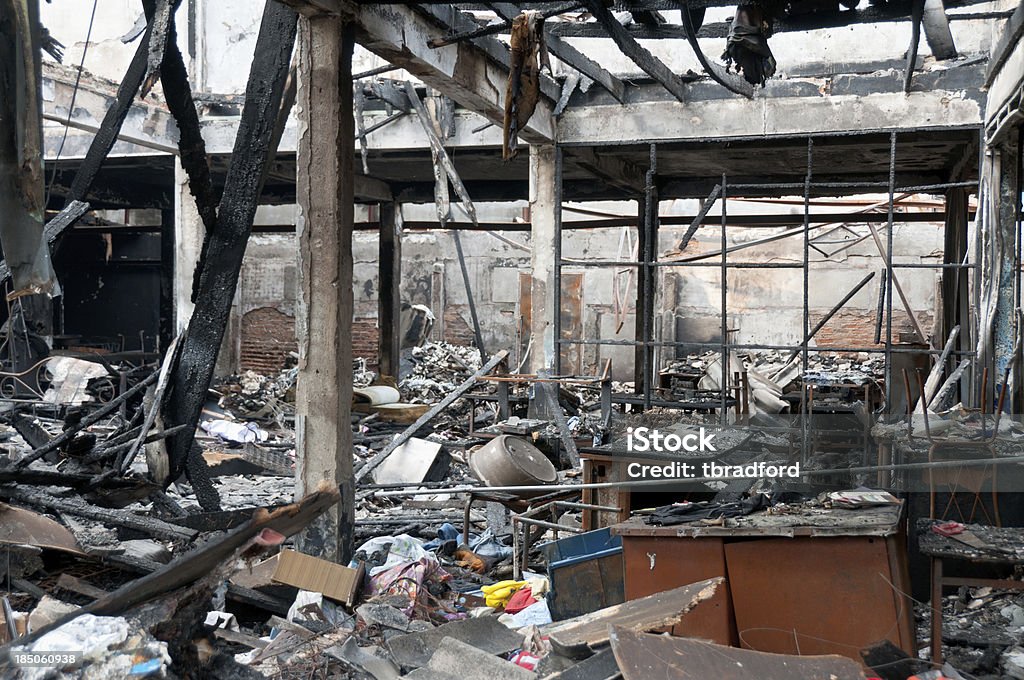 Fire dommages dans un bâtiment carbonisée - Photo de Endommagé libre de droits