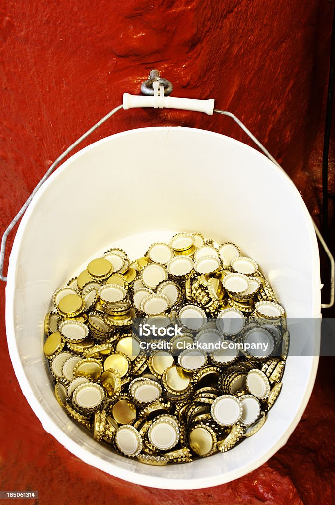 Bucketful di bottiglia di birra Top - Foto stock royalty-free di Affari