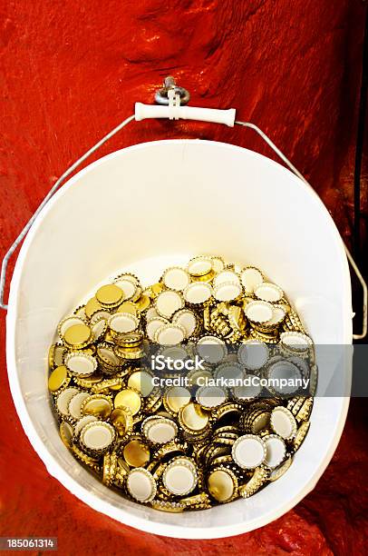 Bucketful Di Bottiglia Di Birra Top - Fotografie stock e altre immagini di Affari - Affari, Alchol, Ambientazione interna