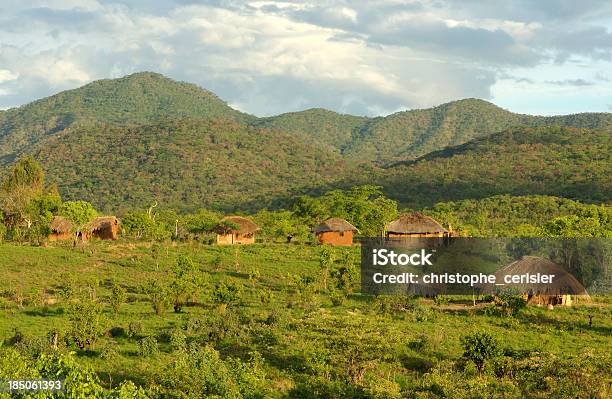 Africana Huts No Hills - Fotografias de stock e mais imagens de Malávi - Malávi, Aldeia, Ao Ar Livre