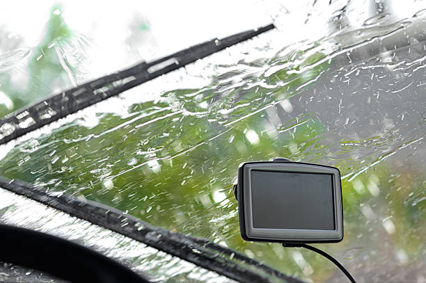 rainly tag im auto und global positioning system - tomtom stock-fotos und bilder