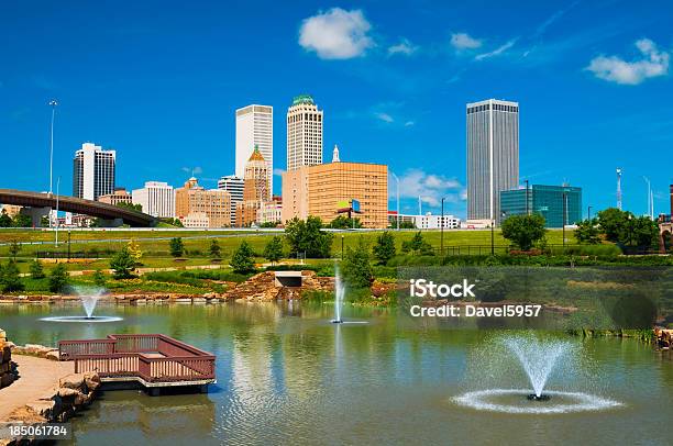 Tulsa Skyline Den Teich Und Den Springbrunnen Stockfoto und mehr Bilder von Tulsa - Tulsa, Oklahoma, Stadtsilhouette