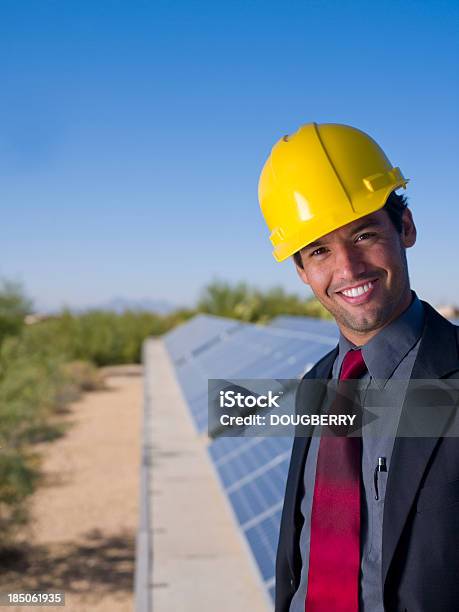 La Industria Solar Foto de stock y más banco de imágenes de Accesorio de cabeza - Accesorio de cabeza, Adulto, Casco - Herramientas profesionales