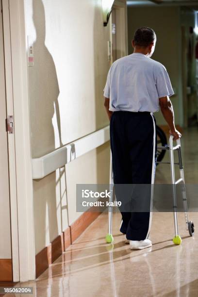 Starszy Mężczyzna Chodzić W Korytarzu Szpitala - zdjęcia stockowe i więcej obrazów 60-64 lata - 60-64 lata, 60-69 lat, Afroamerykanin