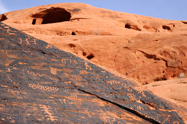 petroglyphs w red rock - cave painting prehistoric art north american tribal culture nevada zdjęcia i obrazy z banku zdjęć
