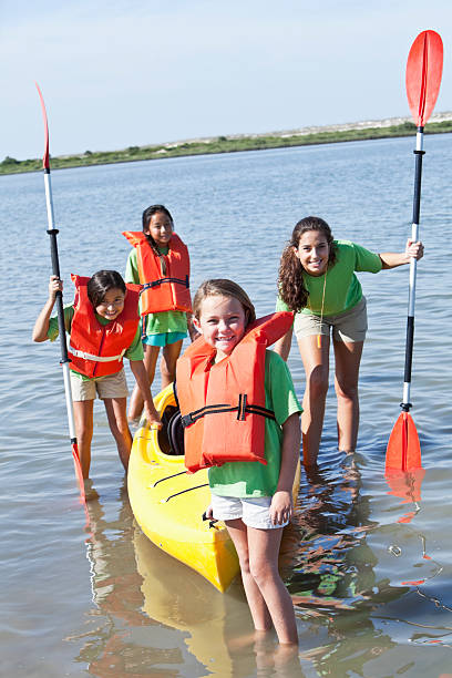 dziewczyny gotowe na kajakarstwo - summer camp child teenager kayak zdjęcia i obrazy z banku zdjęć