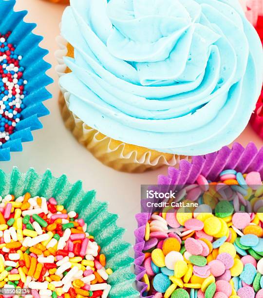 Cumpleaños Magdalenas Con Glaseado Con Virutas De Colores Foto de stock y más banco de imágenes de Alcorza