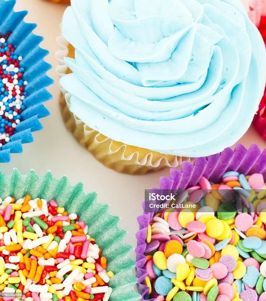 Compleanno Cupcake con Praline colorate - Foto stock royalty-free di Cibi e bevande