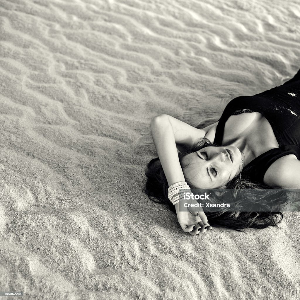 Vestido de mujer yacer en la arena de la playa - Foto de stock de Acostado libre de derechos