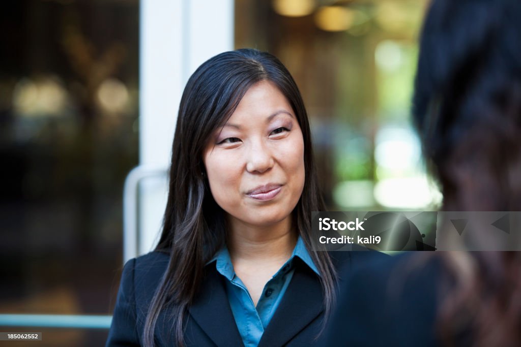 Mulher de negócios asiáticos falando com o colega - Royalty-free 30-39 Anos Foto de stock