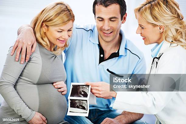 Familia Joven Visita A Un Médico Foto de stock y más banco de imágenes de Biparental - Biparental, Diálogo, Hablar