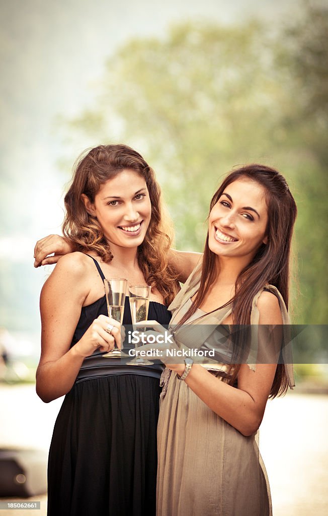 Due Belle Donne bere champagne - Foto stock royalty-free di 20-24 anni