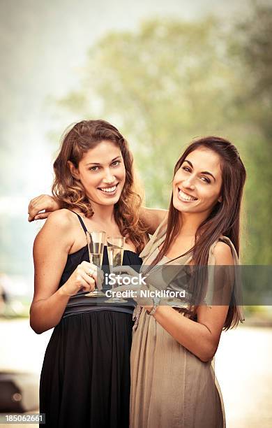 Dwie Piękne Kobiety Picie Szampana - zdjęcia stockowe i więcej obrazów 20-24 lata - 20-24 lata, 20-29 lat, Alkohol - napój