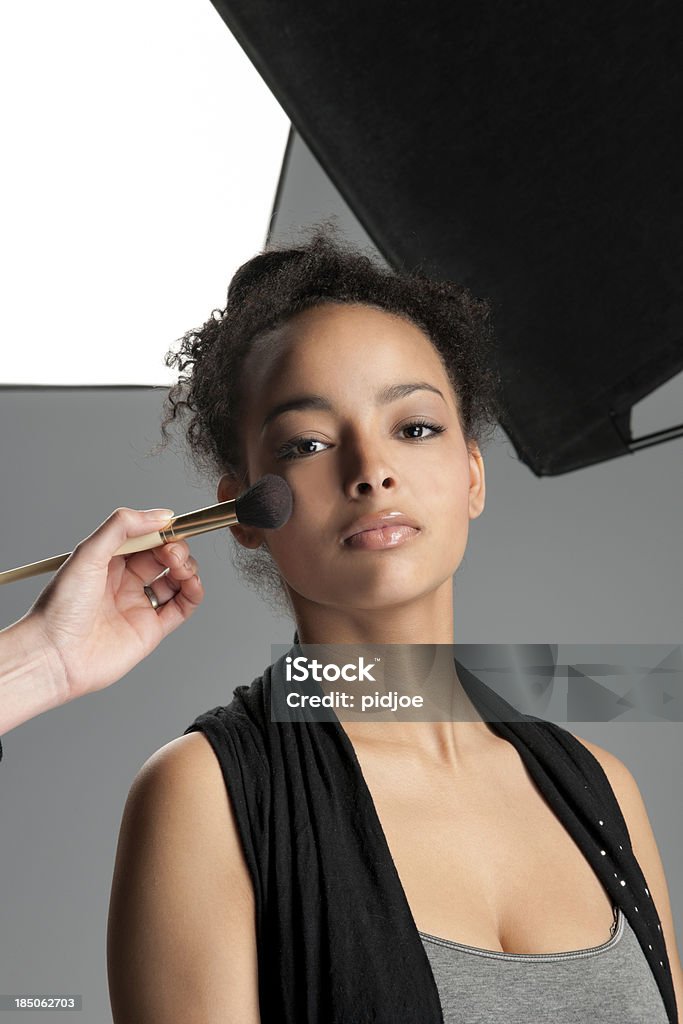 Artiste maquillage appliquer Fard à joues sur mannequin en studio photo - Photo de Appliquer libre de droits