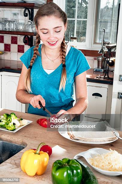 Photo libre de droit de Adolescent Faisant Des Légumes Pizza banque d'images et plus d'images libres de droit de 14-15 ans - 14-15 ans, Adolescence, Adolescent