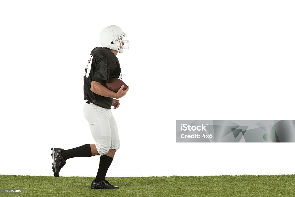 football americano in esecuzione sul parco giochi - Foto stock royalty-free di 18-19 anni