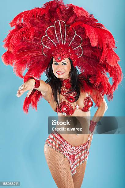 Bailarina Mujer Samba Foto de stock y más banco de imágenes de Mujeres - Mujeres, Samba, Una sola mujer