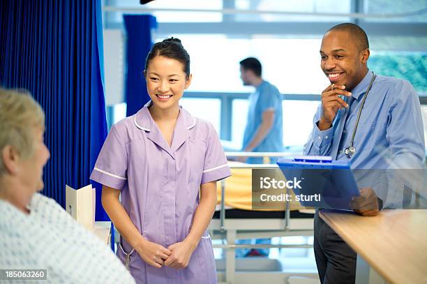 Foto de Hospital Visite Para Idosos e mais fotos de stock de Etnia chinesa - Etnia chinesa, Profissional de enfermagem, 20 Anos