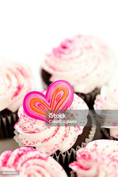Cupcakes Dia Dos Namorados Isolar Feito Em Casa - Fotografias de stock e mais imagens de Alimentação Não-saudável - Alimentação Não-saudável, Amor, Assado no Forno