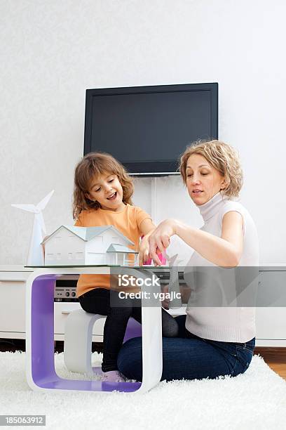 Foto de Mãe E Filha Brincando Com Pequenas Moinho De Vento e mais fotos de stock de 35-39 Anos - 35-39 Anos, 4-5 Anos, Adulto