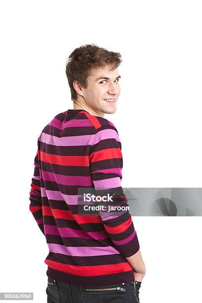 Junger Gut Aussehend Mann In Farbenfrohen Pullover Stockfoto und mehr Bilder von 18-19 Jahre - 18-19 Jahre, Blick in die Kamera, Braunes Haar