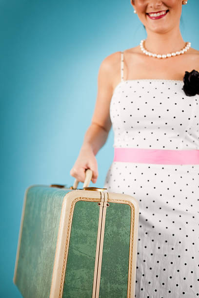클로즈업 백색과 이미지에 복고풍 gal 쥠 빈티지 여행 가방 - polka dot suitcase retro revival women 뉴스 사진 이미지