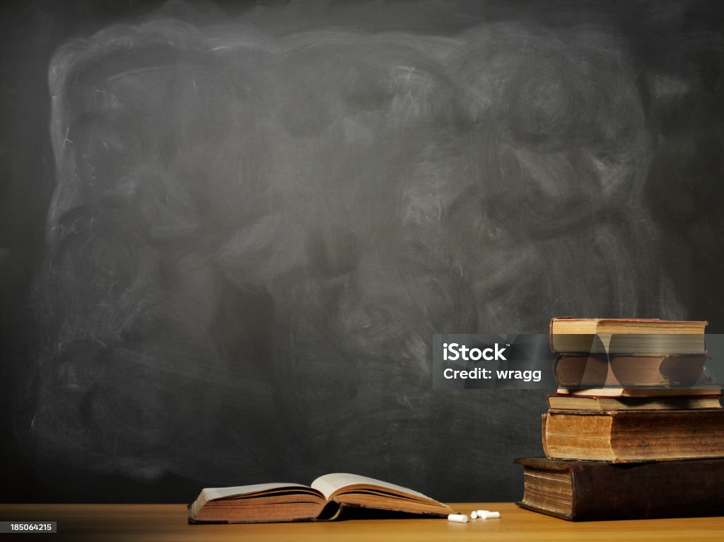 Открытая книга на школа стол - Стоковые ф�ото Классная доска роялти-фри