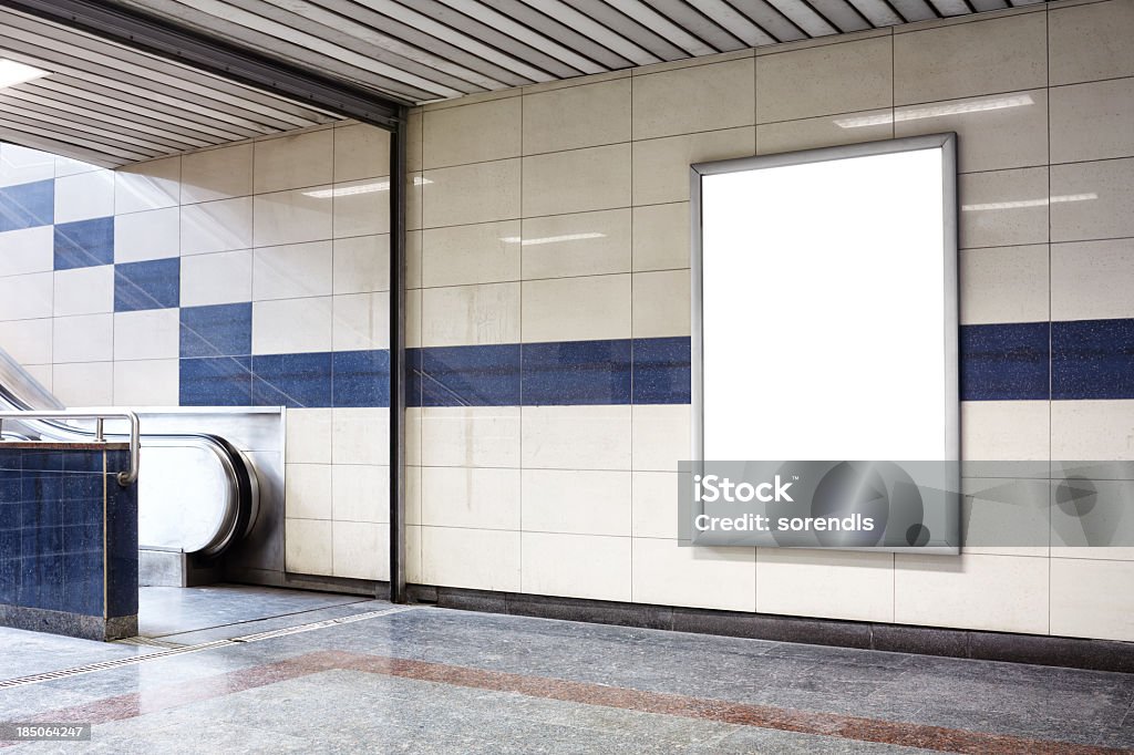 Blank billboard in einer U-Bahn-Haltestelle wall. - Lizenzfrei Plakatwand Stock-Foto