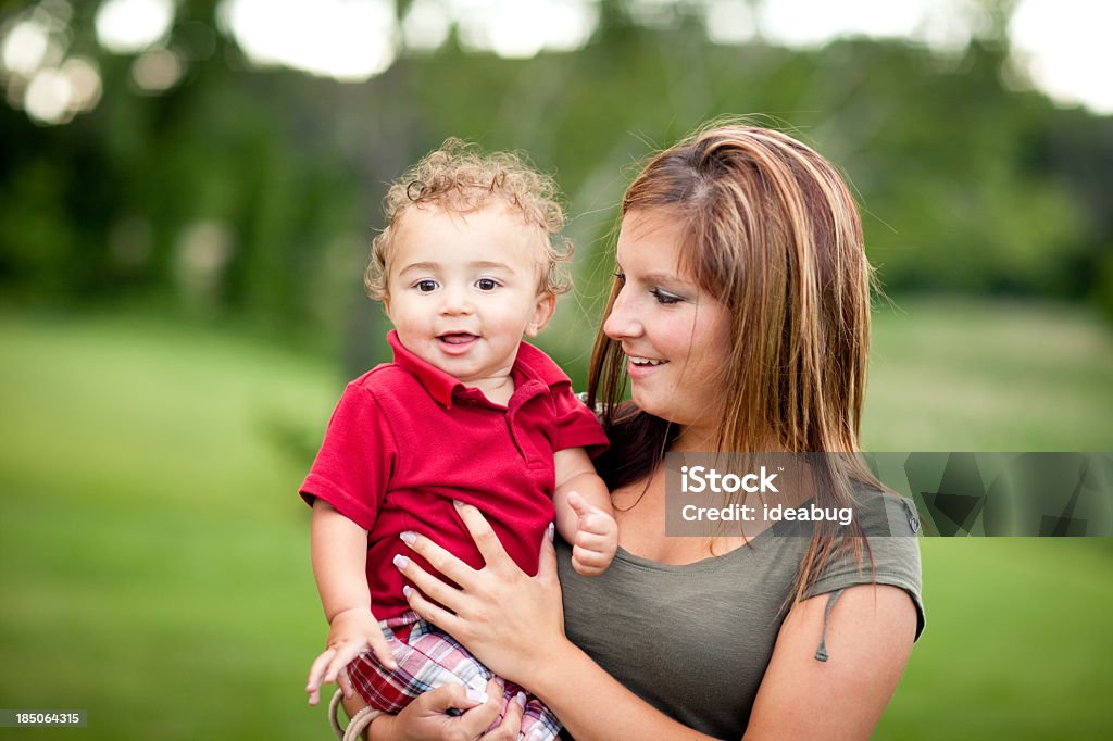 Imagem a cores de mãe segurando Criança pequena filho ao ar livre - Royalty-free 12-15 Meses Foto de stock