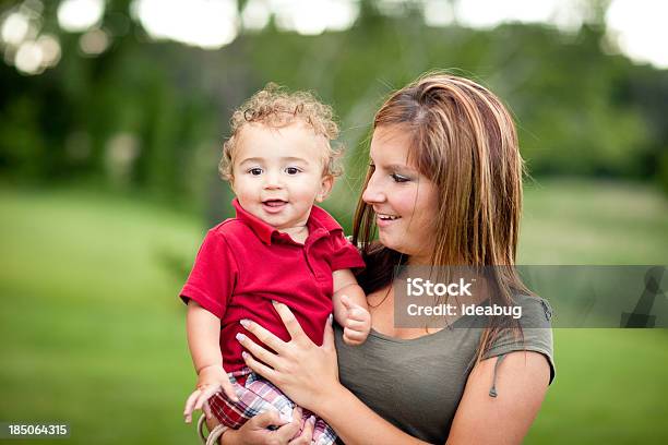 Imagem A Cores De Mãe Segurando Criança Pequena Filho Ao Ar Livre - Fotografias de stock e mais imagens de 12-15 Meses