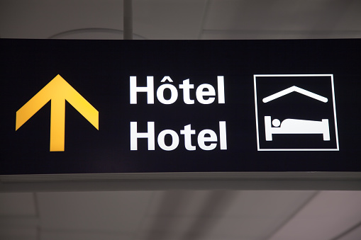 Bilingual French and English airport hotel sign.