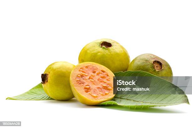 Guava - Fotografie stock e altre immagini di Guava - Guava, Sfondo bianco, Alimentazione sana