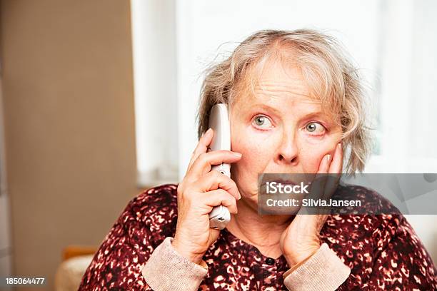 Senior Donna Al Telefono Preoccupato - Fotografie stock e altre immagini di 55-59 anni - 55-59 anni, Adulto, Adulto in età matura