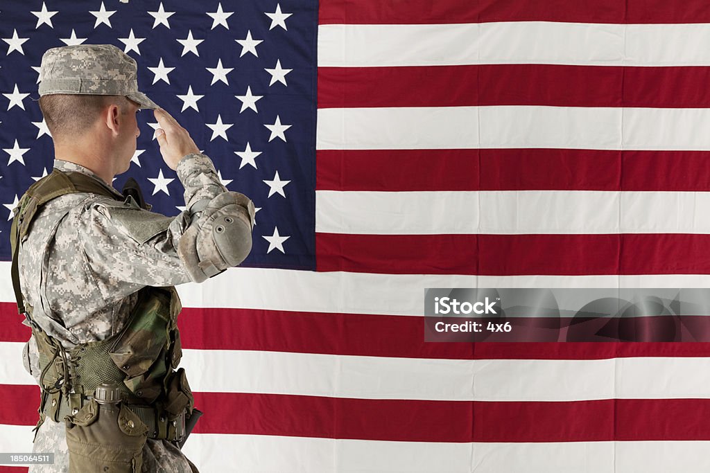 Army soldier hacer un saludo nosotros bandera - Foto de stock de Bandera libre de derechos