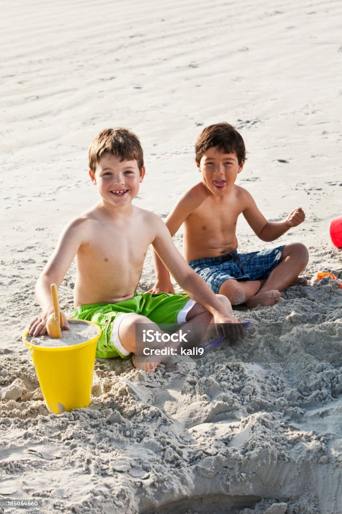 男の子のビーチの砂の中で遊ぶ - 2人のロイヤリティフリーストックフォト