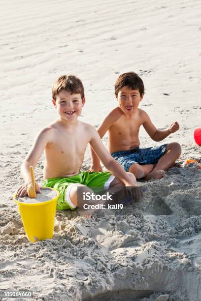 男の子のビーチの砂の中で遊ぶ - 2人のストックフォトや画像を多数ご用意 - 2人, 4歳から5歳, 6歳から7歳