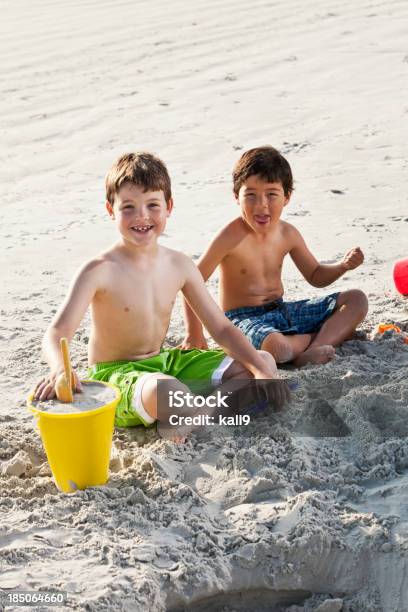 Meninos Brincando Na Areia Na Praia - Fotografias de stock e mais imagens de 4-5 Anos - 4-5 Anos, 6-7 Anos, Amizade