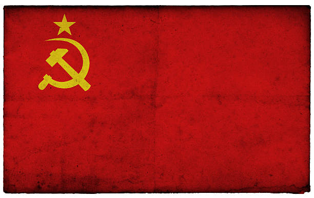 grunge antiga união soviética bandeira em jogo edged antigo cartão postal - bandeira da antiga ussr imagens e fotografias de stock