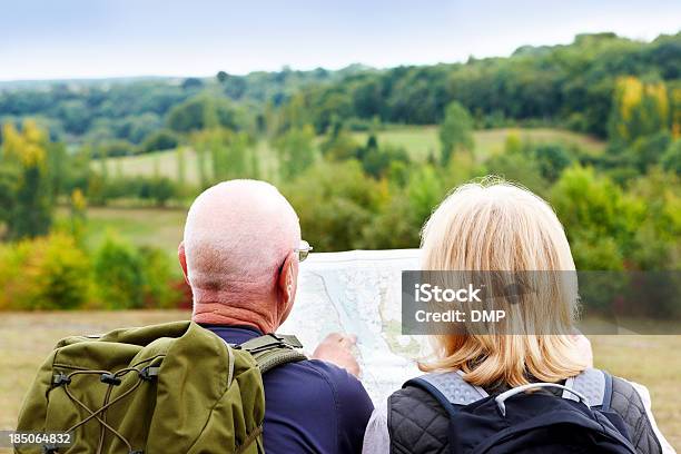 Pareja Madura Excursionismo Mirando El Mapa Para Obtener Indicaciones Para Llegar Foto de stock y más banco de imágenes de Actividad