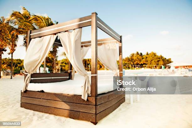 Solarium Chaiselonguen In Playa Del Carmen Stockfoto und mehr Bilder von Abwesenheit - Abwesenheit, Bauwerk, Bett