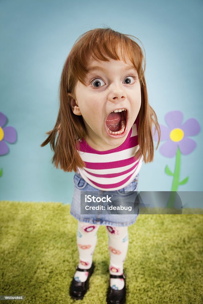 Angry Menina com cabelo vermelho, fantástico mundo - Foto de stock de Criança royalty-free