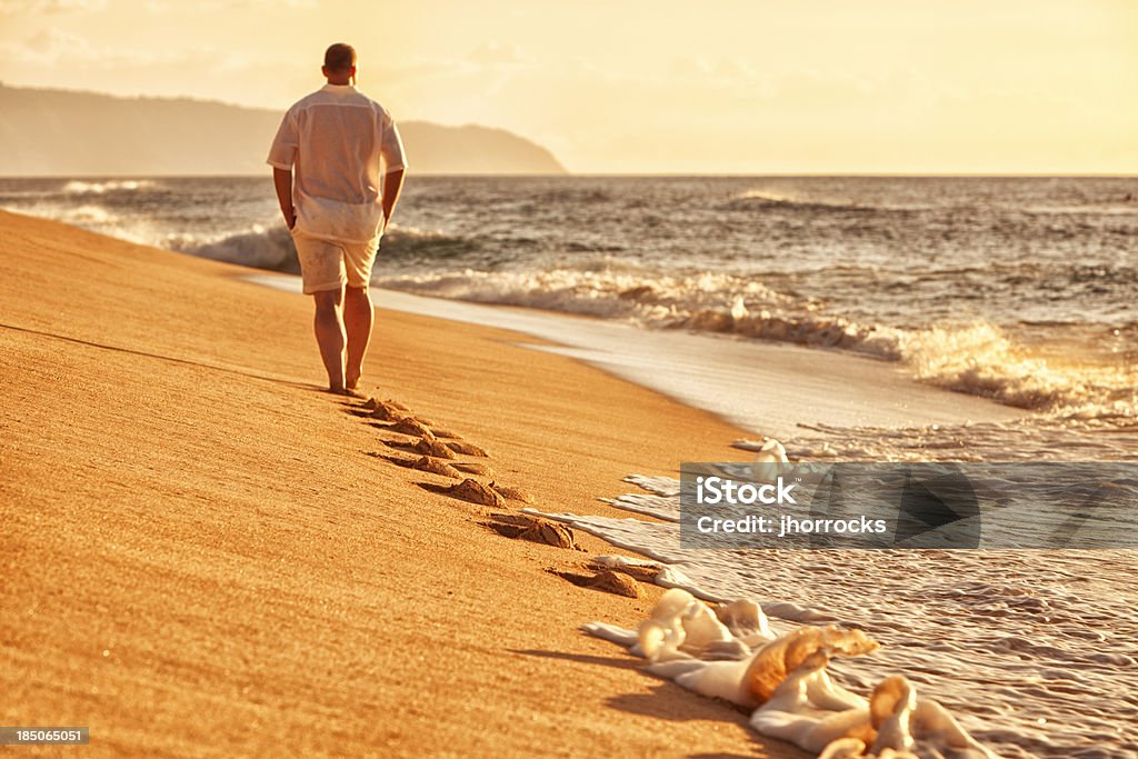 Pojedyncza Man Walking na hawajska Plaża - Zbiór zdjęć royalty-free (Mężczyźni)