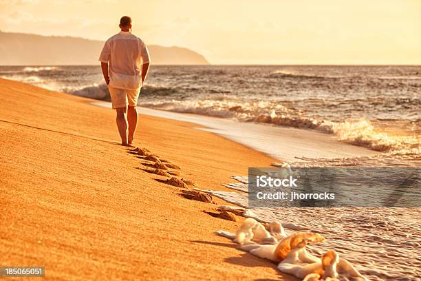 Pojedyncza Man Walking Na Hawajska Plaża - zdjęcia stockowe i więcej obrazów Mężczyźni - Mężczyźni, Ślad stopy, Kontemplacja